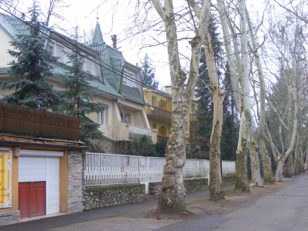Отель Prima Piheno Мишкольц Экстерьер фото